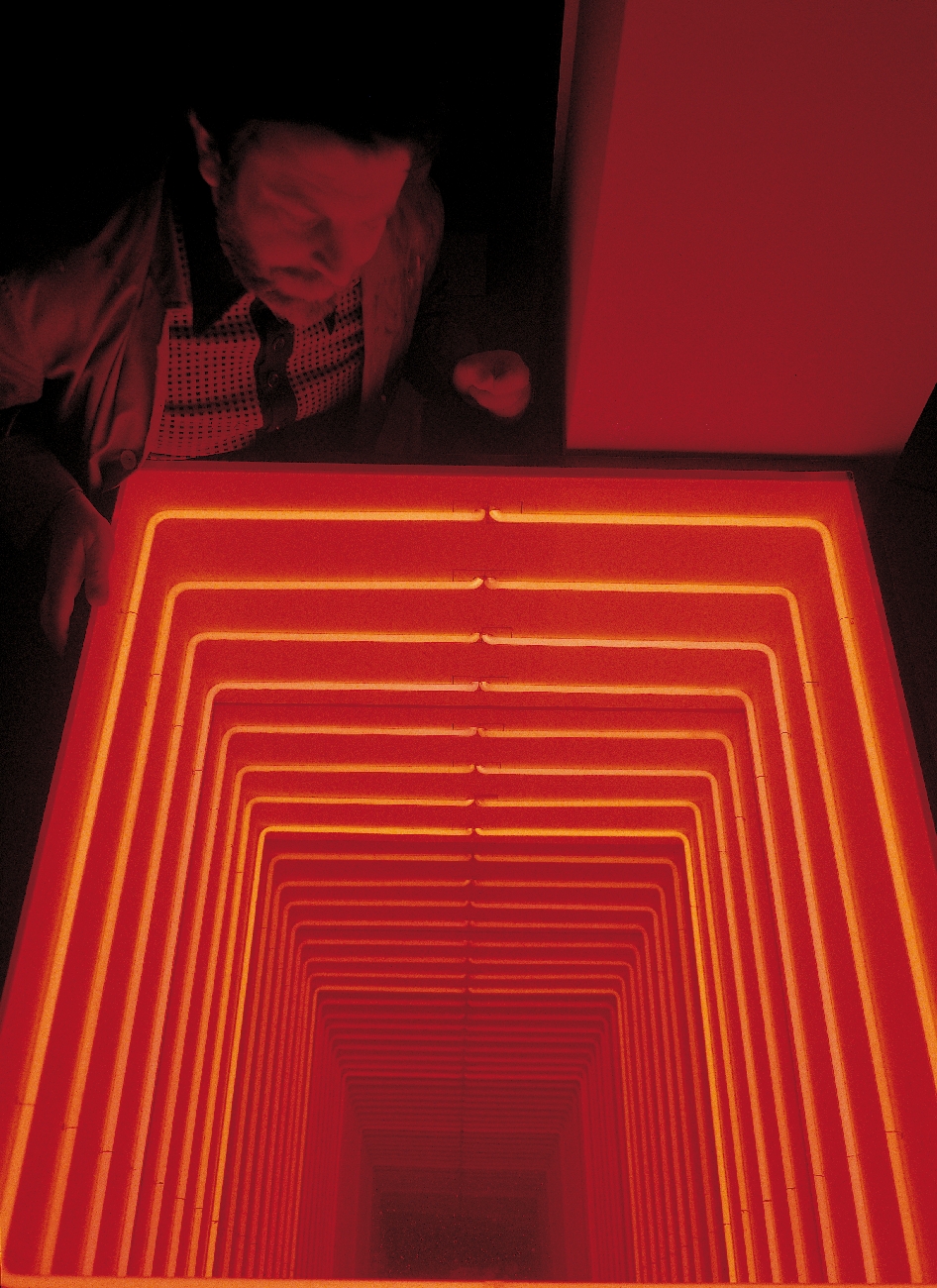 Paolo Scirpa, Ludoscopio n. 32. Pozzo espansione, 1979, Legno, neon e specchi